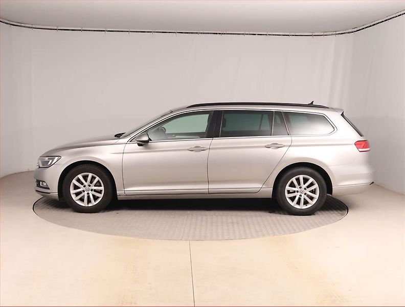 Volkswagen Passat (2016) 2.0 TDI, Automat, Navi - fotka 3 z 17