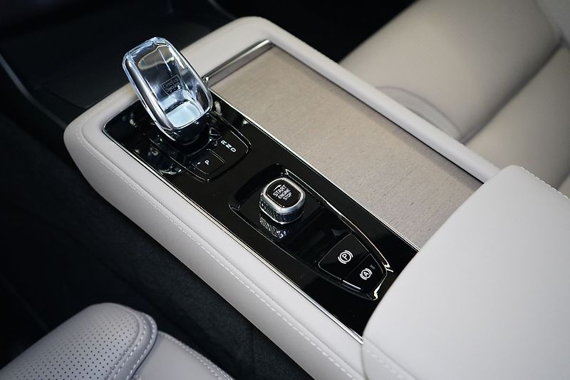 Volvo XC90 B5 AWD PLUS Dark, Vzduch, 360° - fotka 34 z 50
