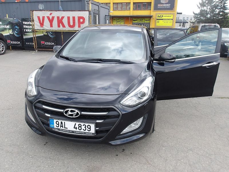 Hyundai i30 1,6CRDi  Automat!! 2 x kola! - fotka 14 z 34