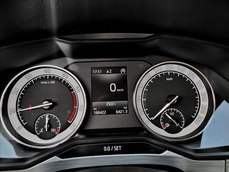 Škoda Superb 1,5 zálohováno - fotka 23 z 50
