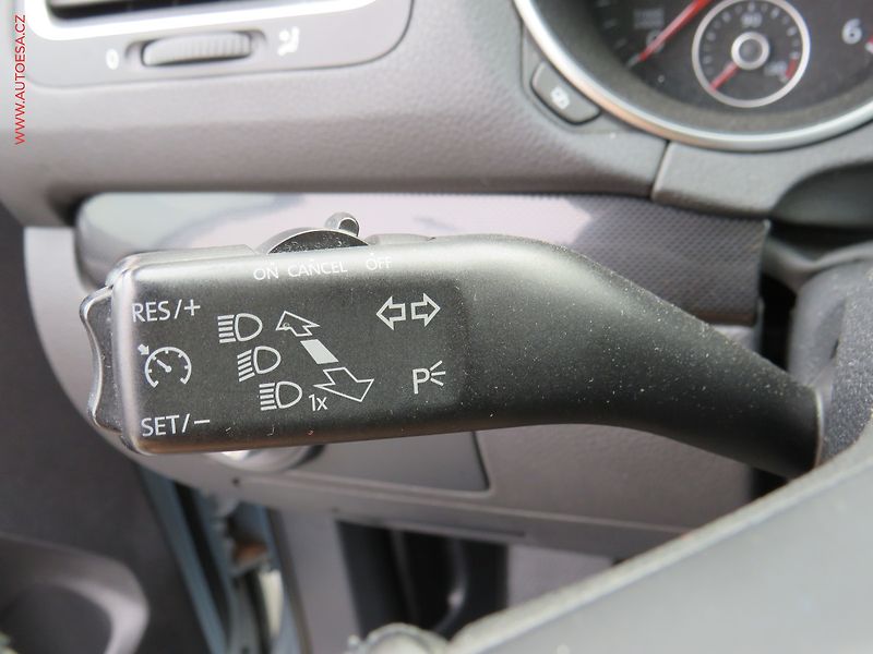 Volkswagen Golf (2011) 1.6 TDi, Panor, výhřev sed - fotka 18 z 19