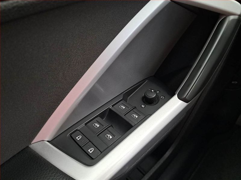 Audi Q3 (2024) S line 35 TFSI - fotka 16 z 19