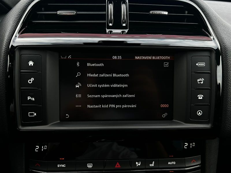 Jaguar F-Pace 20d Aut. Prestige AWD PANO TZ  - fotka 19 z 25