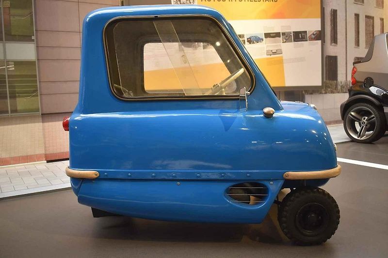 Porovnání parkujících vozů Audi Quattro a Peel P50