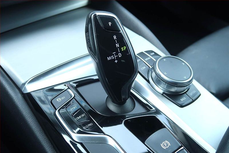 BMW Řada 5 (2017) Sport Line 520d xDrive - fotka 13 z 24