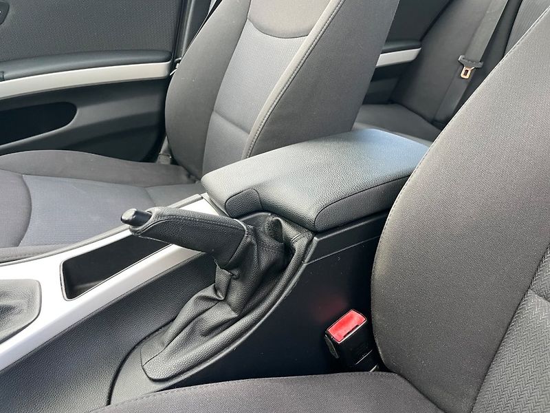 BMW Řada 3 320d Touring - fotka 27 z 30