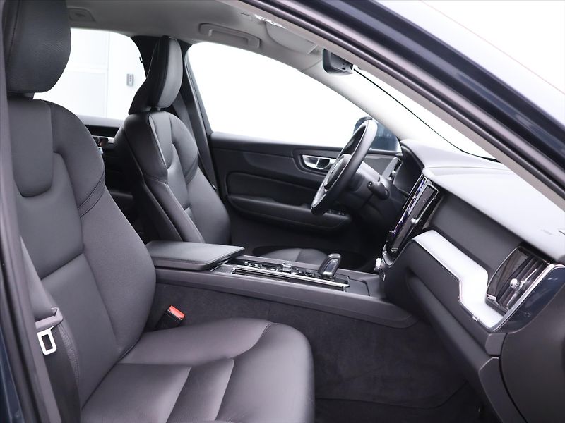 Volvo XC60 2,0 145 kW D4 AWD Momentum - fotka 13 z 31