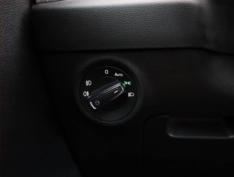 Škoda Karoq (2020) Style 1.6 TDI, Kůže, Navi - fotka 15 z 18
