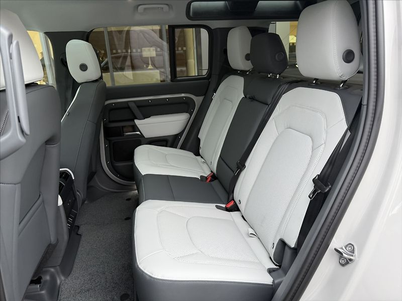 Land Rover Defender 3,0 X-DYNAMIC SE D250 - fotka 24 z 29