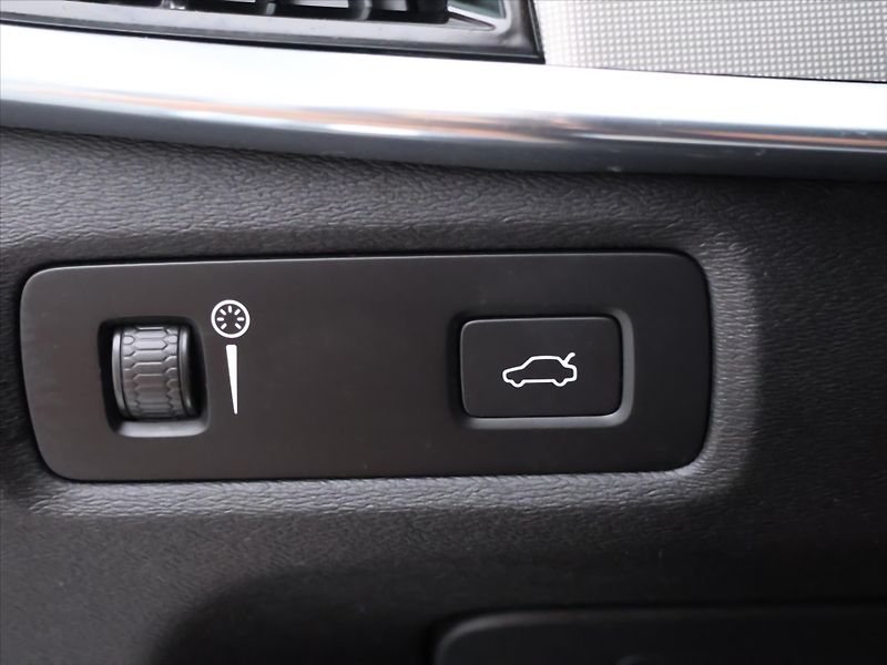 Volvo V90 2,0 D 145 kW Momentum Automat - fotka 16 z 32