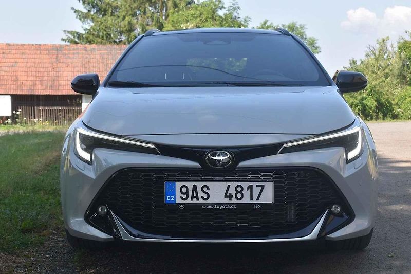 Modernizovaná Toyota Corolla TS se dobře cítí i na venkovských silnicích