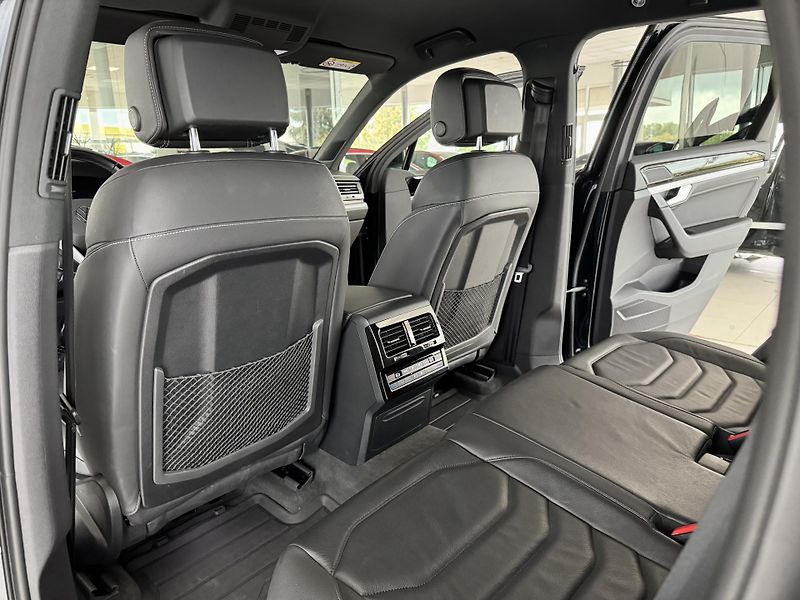 Volkswagen Touareg 3,0TDI 210kW*Discover*Vzduch - fotka 17 z 46
