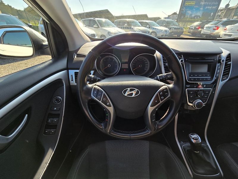 Hyundai i30 (2016) 1.6 CRDi ,nové CZ ,serviska - fotka 14 z 24