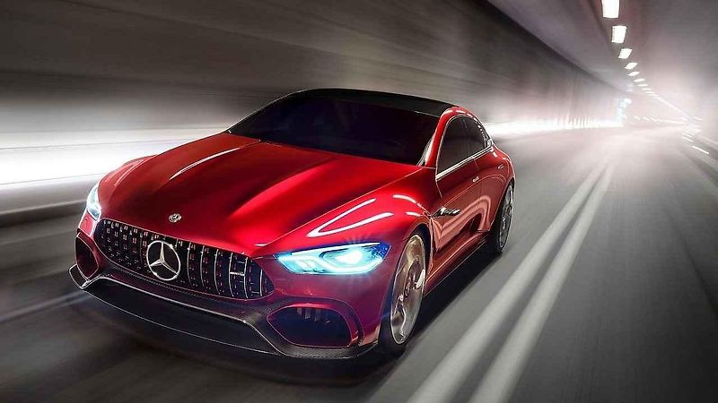 Maskovaný prototyp čtyřdveřového Mercedesu-AMG GT.