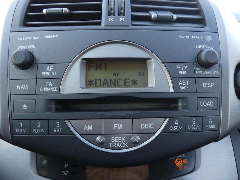 Toyota RAV4 (2006) 2.0i 112kW REZERVOVANO - fotka 18 z 28