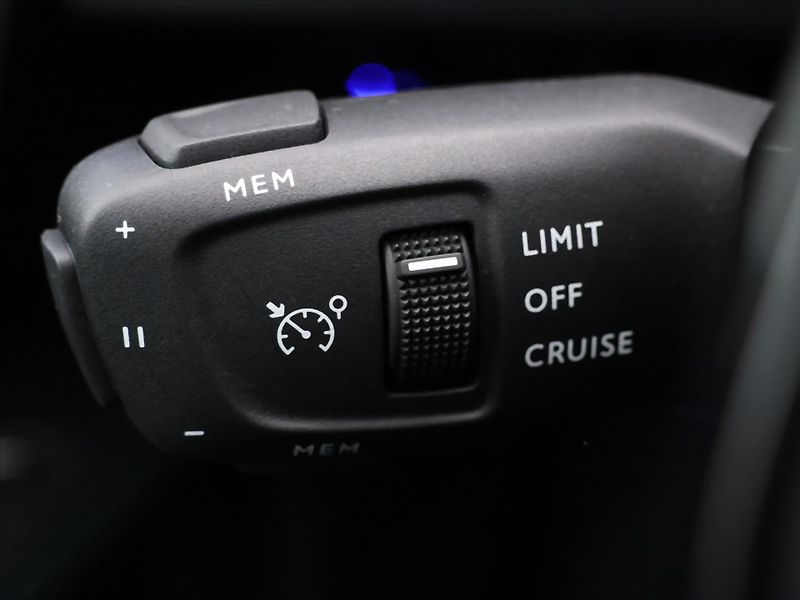 Peugeot 5008 1,2 PT 96kW Allure 7-Míst CZ - fotka 17 z 32