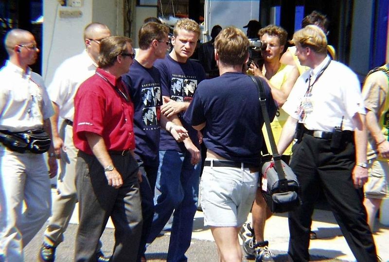 David Coulthard se v červnu roku 1999 stal čestným patronem Autodromu Most. Na snímku je rpři setkání s fanoušky.