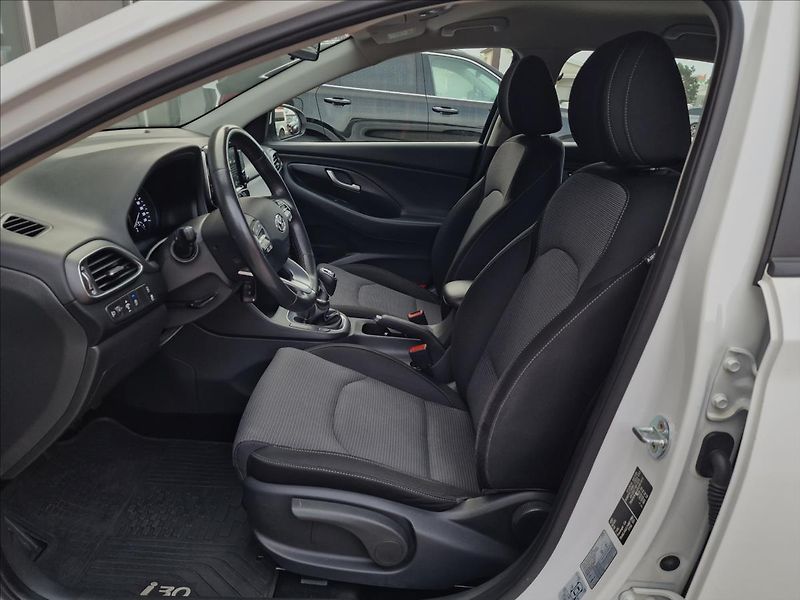 Hyundai i30 1.6 CRDi Comfort,ČR,1.Majitel - fotka 19 z 49
