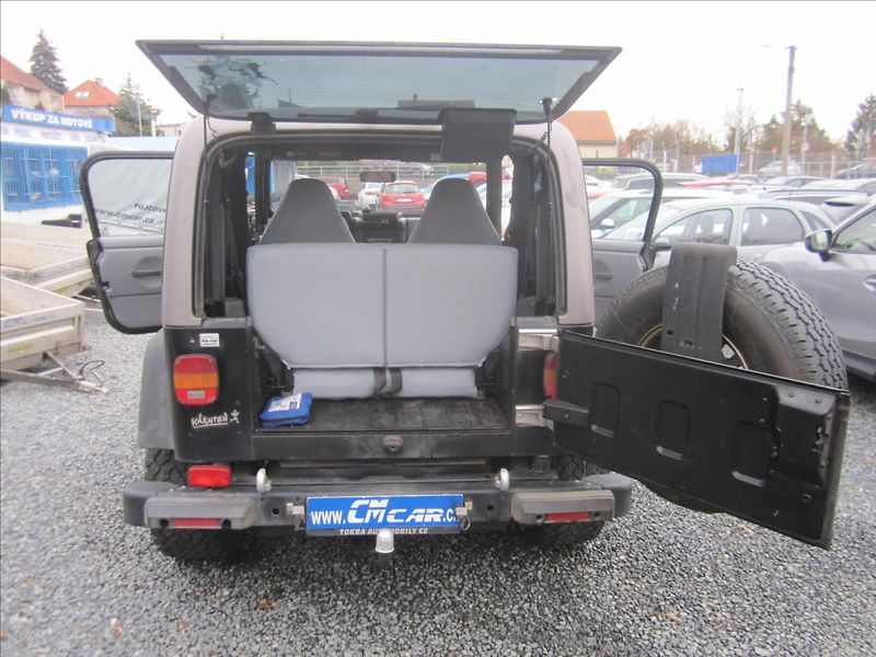 Jeep Wrangler 2.5i 4x4, Hardtop - fotka 29 z 38