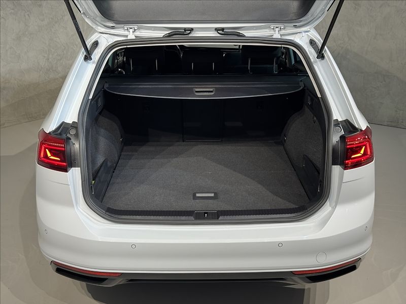 Volkswagen Passat 2,0 TDi  DSG Business IQ Light - fotka 11 z 43