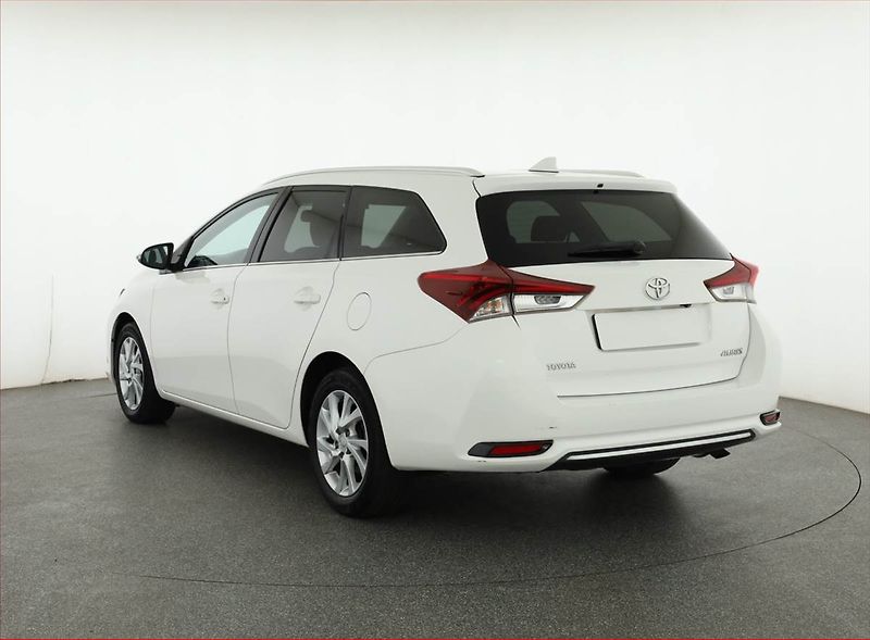 Toyota Auris (2015) 1.6 Valvematic, ČR,1.maj - fotka 4 z 18