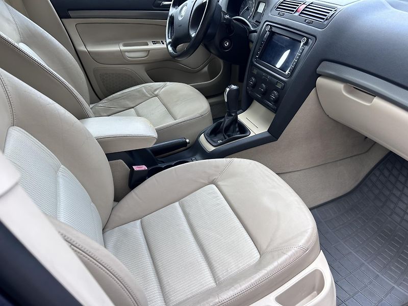 Škoda Octavia 2.0 TDI Elegance - fotka 12 z 34