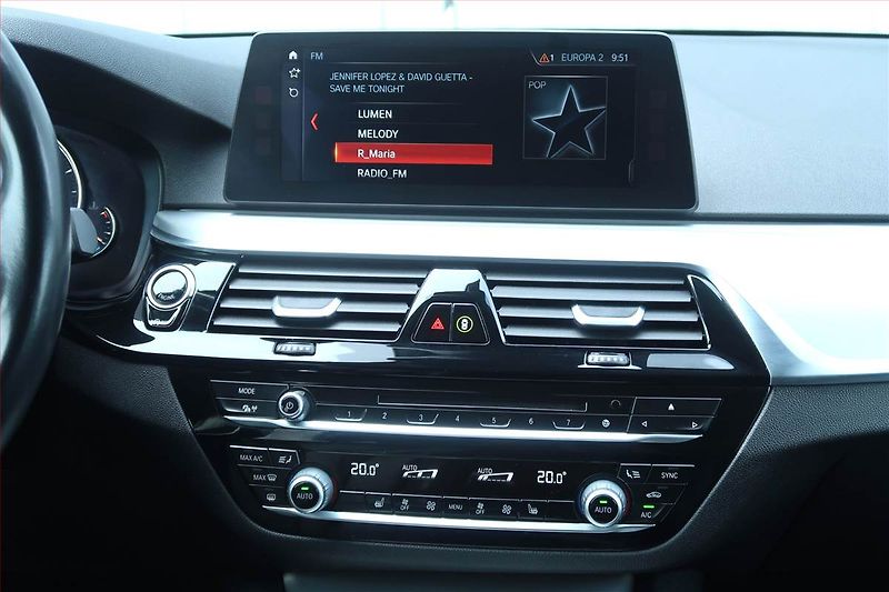 BMW Řada 5 (2017) Sport Line 520d xDrive - fotka 12 z 24