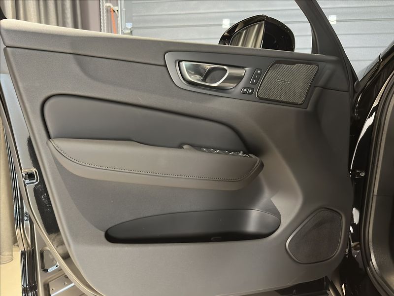Volvo XC60 (2026) 2,0 B5  Plus Dark - fotka 12 z 31