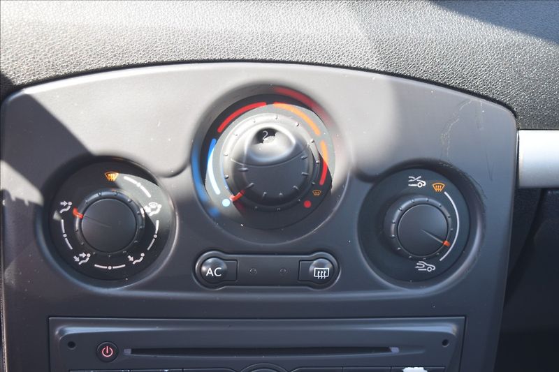 Renault Clio 1,2 i 74KW ALU KLIMA TAŽNÉ - fotka 42 z 48