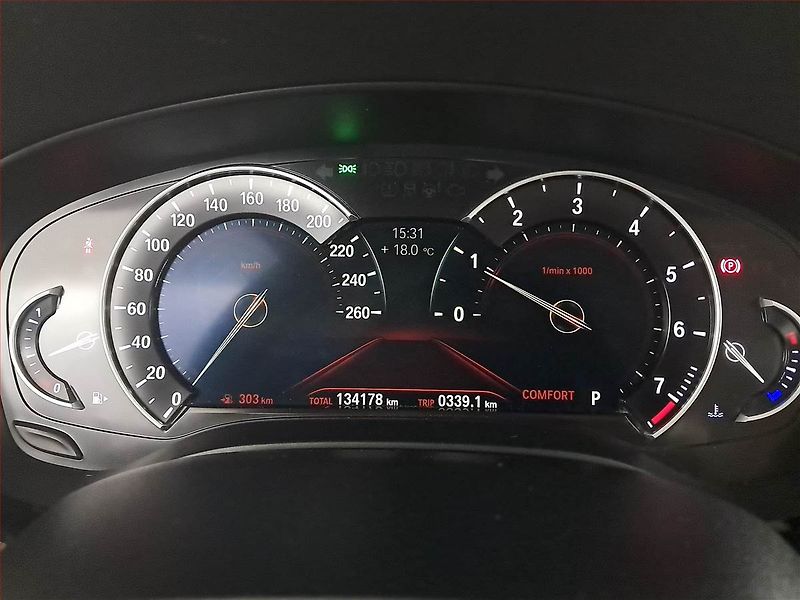 BMW Řada 5 (2018) Luxury Line 530i xDrive - fotka 11 z 19