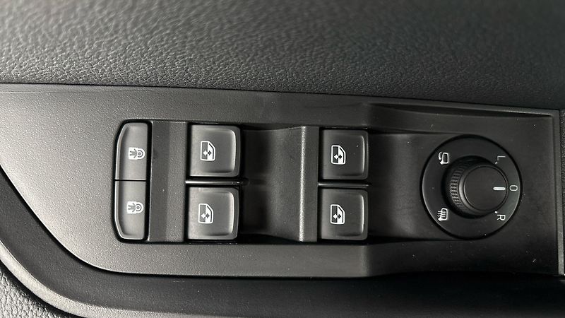 Škoda Superb 2.0 TDI Ambition Combi - fotka 21 z 24