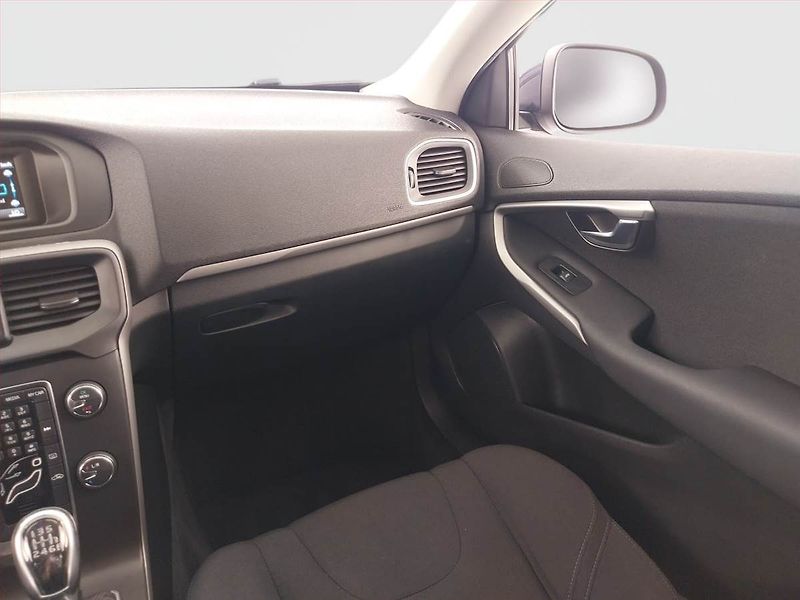 Volvo V40 (2012) 2.0 D4, Serv.kniha - fotka 8 z 19