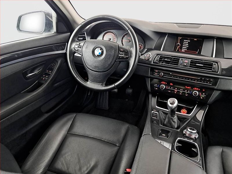 BMW Řada 5 (2013) Luxury Line 520d, Navi - fotka 7 z 19