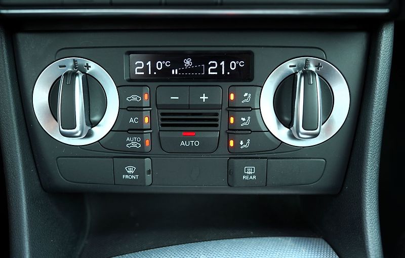 Audi Q3 2.0 TDI Quattro/automat/180 PS - fotka 35 z 38