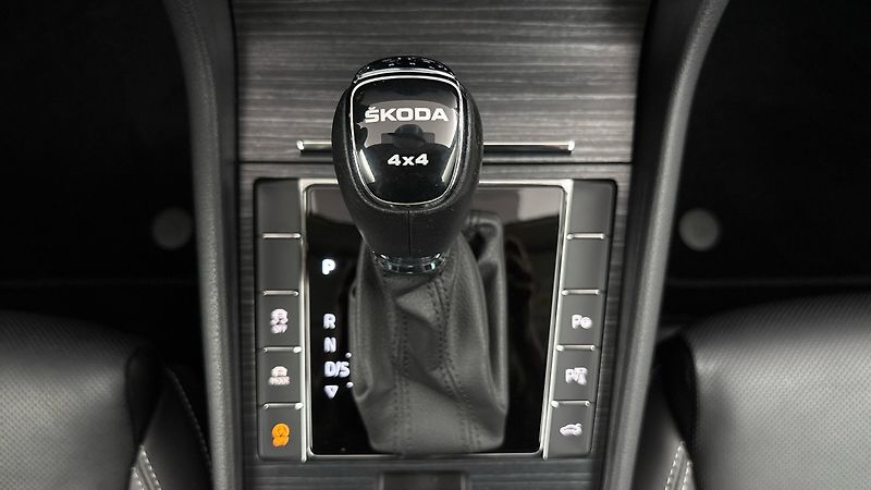 Škoda Superb 2.0 TSI DSG 4x4 Style - fotka 28 z 34