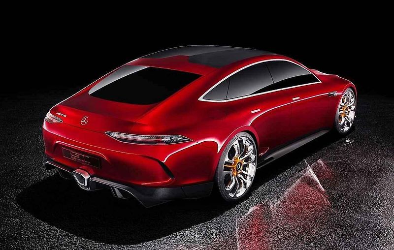 Maskovaný prototyp čtyřdveřového Mercedesu-AMG GT.