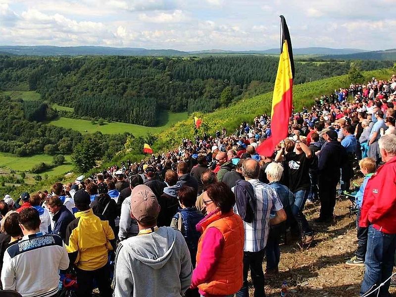 Nejprve do takzvané media zóny, kde se na závodníky vrhnou novináři, fotografové a kameramani. Jako v pátek večer na Latvalu, který v tu dobu v soutěži vedl.