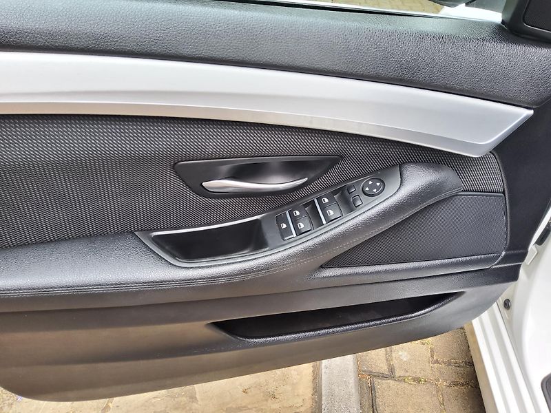 BMW Řada 5 (2016) 520d xDr.  ČR navi nez. topení - fotka 19 z 24