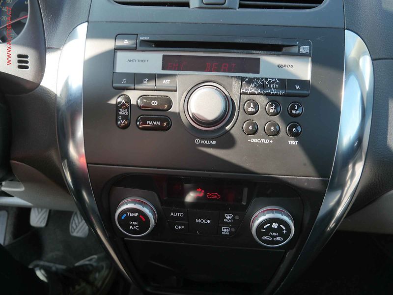 Suzuki SX4 (2011) 1.6 VVT 4x4, AC, park.asist - fotka 13 z 14