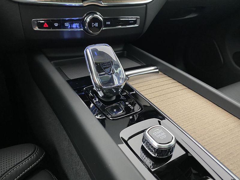 Volvo XC60 T6 AWD RECHARGE DARK PLUS CZ - fotka 28 z 67