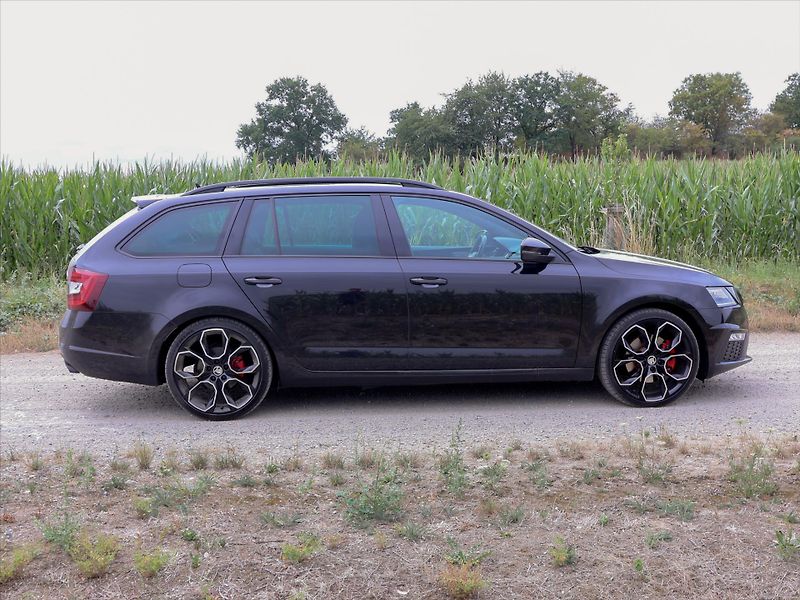 Škoda Octavia 2,0 TDI RS 4x4 DSG Virtual LED - fotka 6 z 26
