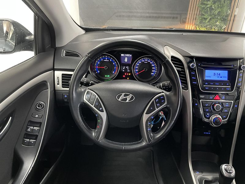Hyundai i30 1.6 i 88kW ČR 1.MAJ.REZERVACE  - fotka 23 z 23