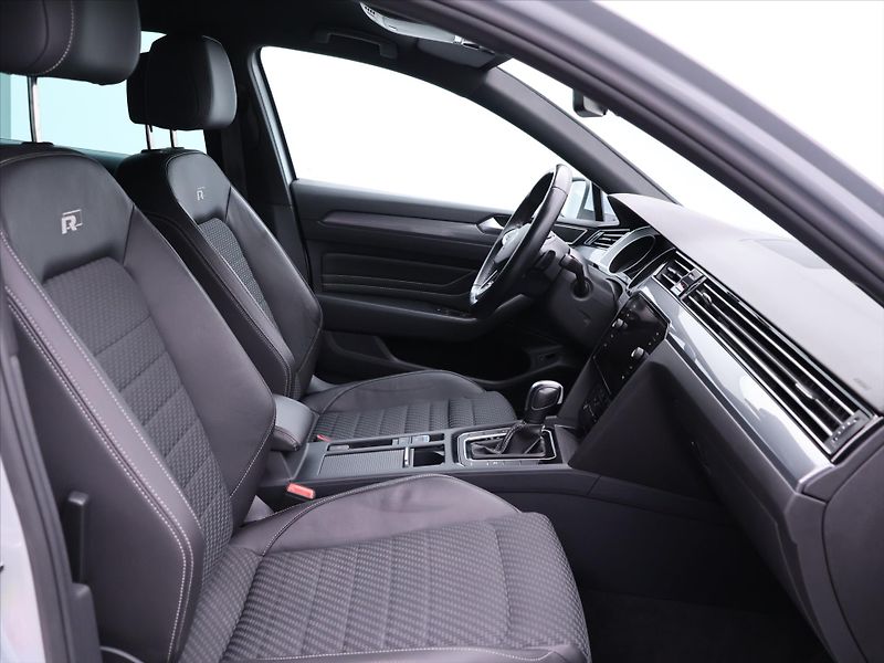 Volkswagen Passat 2,0 TDI 110kW DSG R-line 1.Maj - fotka 13 z 32