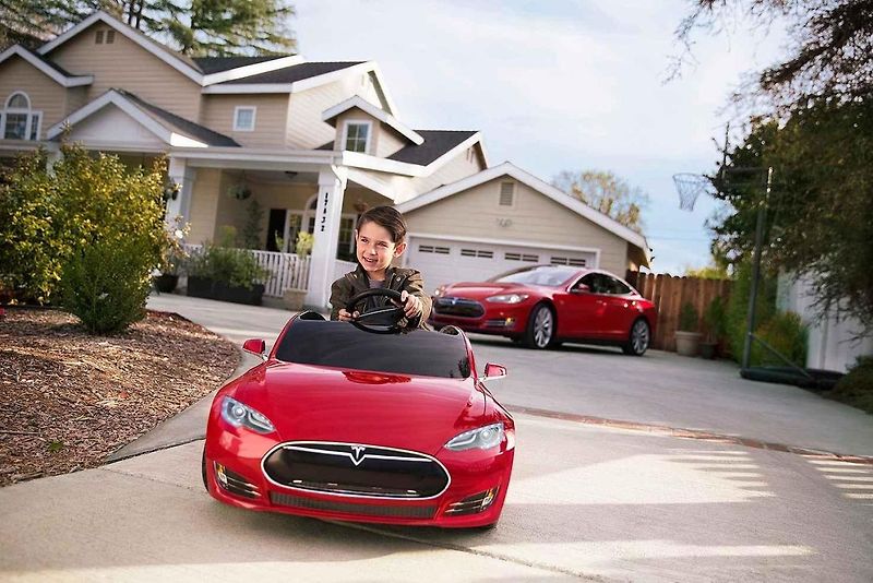 Autíček pro děti je dnes nepřeberné množství. Co třeba Tesla Model S?