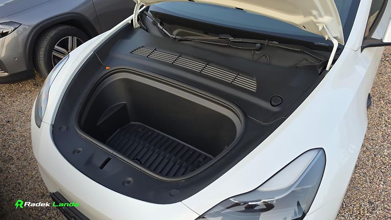 Tesla Model Y (2023) Long Range AWD Berlín - fotka 6 z 11