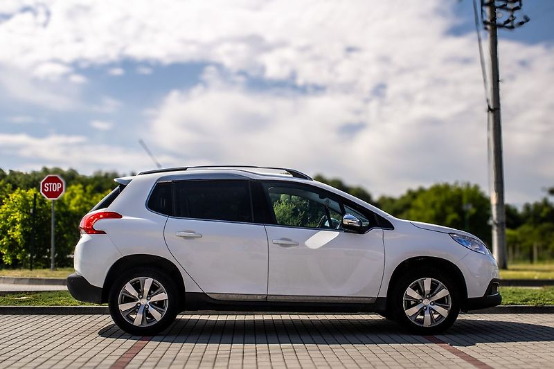 Peugeot 2008 1.2 PureTech - fotka 4 z 17