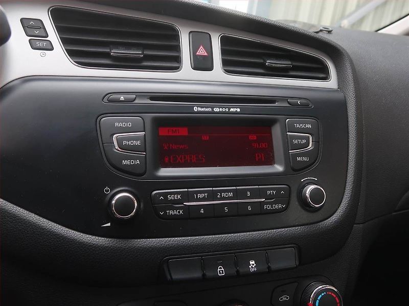 Kia Ceed (2013) Silver 1.6 GDI, Serv.kniha - fotka 12 z 14