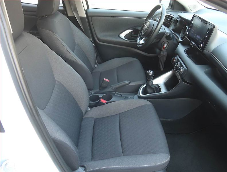 Toyota Yaris (2022) Comfort Style 1.5 VVT-i - fotka 9 z 17