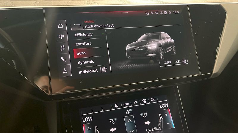 Audi e-tron (2022) S line quattro 55 electric 300 - fotka 27 z 32