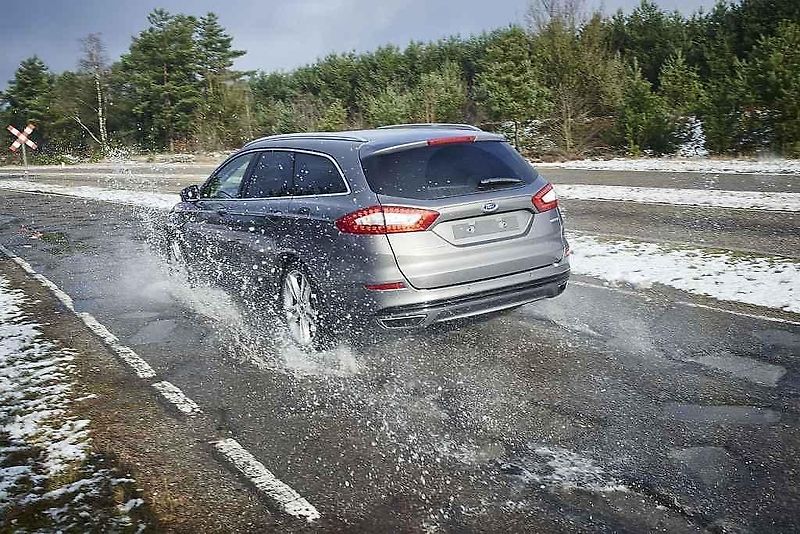 Ford testuje jízdu přes výmoly na testovací trase u belgického Lommelu.